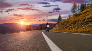 3 idées de balades en moto autour du lac d'Annecy