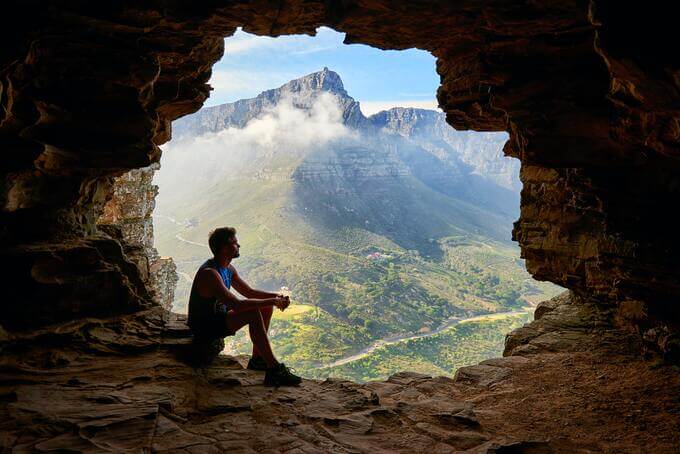 un homme assis dans la grotte des sarrasins