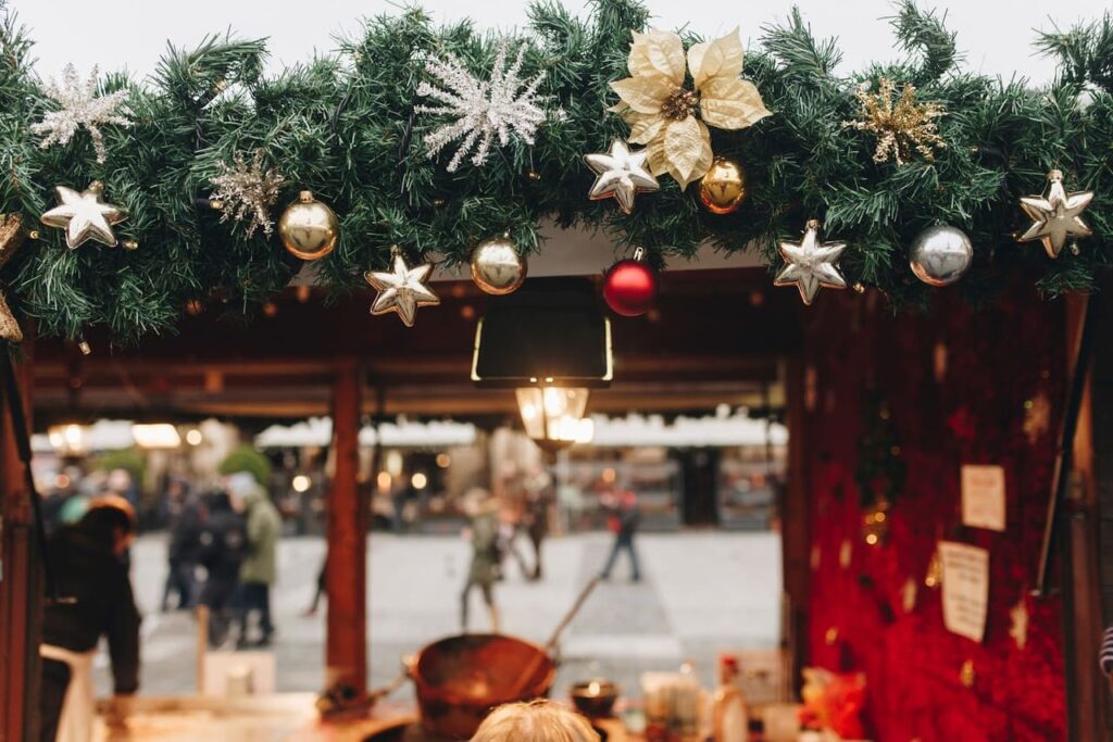 photo d'une maison des marchés de Noël à Annecy